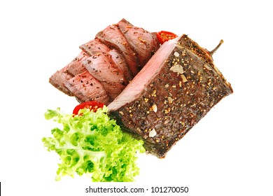 Rindfleisch-Scheiben mit Gemüse auf Weiß