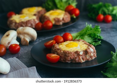 Le steak de beefsteak avec de l'oeuf sur une assiette. Délicieux plat chaud. Le plat est décoré de tomates et d'herbes de cerise. Beefsteak sur assiette 