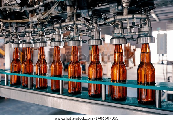 ビール工場のコンベアベルトにビールの瓶が詰まっている の写真素材 今すぐ編集