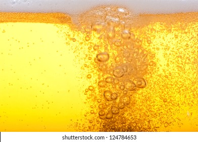 Bier-Blasen in der hohen Vergrößerung und Nahaufnahme.