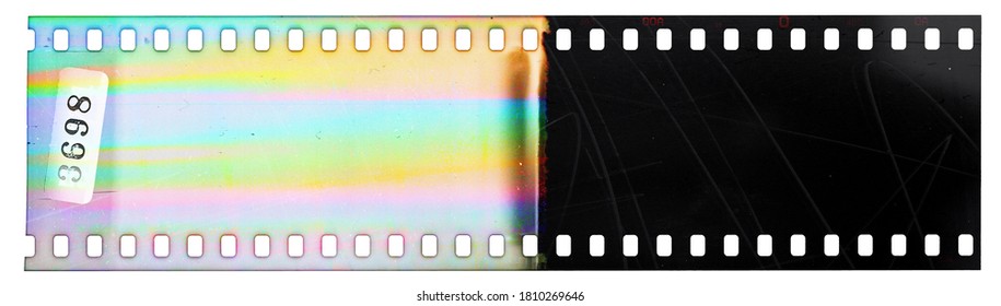 Beginnend mit einem 35-mm-Negativfilm, ersten Filmrahmen auf weißem Hintergrund, realer Abtastung von Filmmaterial mit coolem Regenbogen-Scan-Licht-Interferenzen auf dem Material.