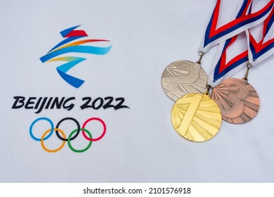 PEKING, CHINA, 1. JANUAR 2022:  Gold, Silber und Bronze, Medaille auf Schnee, originale Tapete für Winterolympienspiel in Peking 2022.
