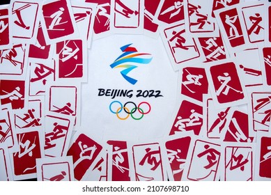 PEKING, CHINA, 1. JANUAR 2022: Hintergrund für das Winterolympiikspiel in Peking, China, 2022. Rotes Piktogramm für alle Sportarten auf Hintergrund