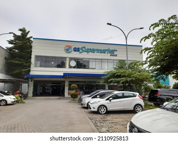 bekasi, indonesia - january 2022 : gs supermarket building with parked car. modern market background concept, mini market, price increase of goods, increase in fuel price, business, finance, store