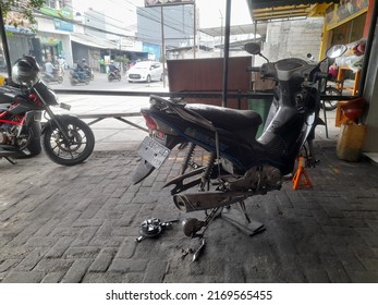 Bekasi,  Indonesia - June 2022 : Honda Supra X 125, Right Side View Which Is Being Repaired At The Motorcycle Repair Shop. Background Concept Of Transportation,transport,industry,industrial,bike Shop