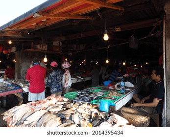 Bekasi, West Java - Indonesia  July 25th 2021: Buyers Choose The Fish At Wet Market And The Seller Patiently Handle Buyer.