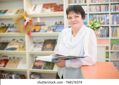 Belarus, The City Of Gomel, On November 15, 2017. The Grand Library. An Elderly Woman With A Book In Her Hands. Learn New From Literature. Read Books. Go To The Library