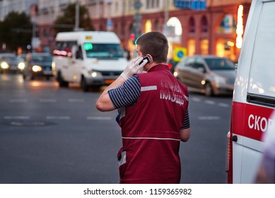 Belarus, Minsk - 17 Aug 2018. 
Paramedic Of An Ambulance Brigade Arrived On An Emergency Call And Calls The Ambulance Dispatcher By Cell Phone. Emergency Medical Service Are Responding To An Accident