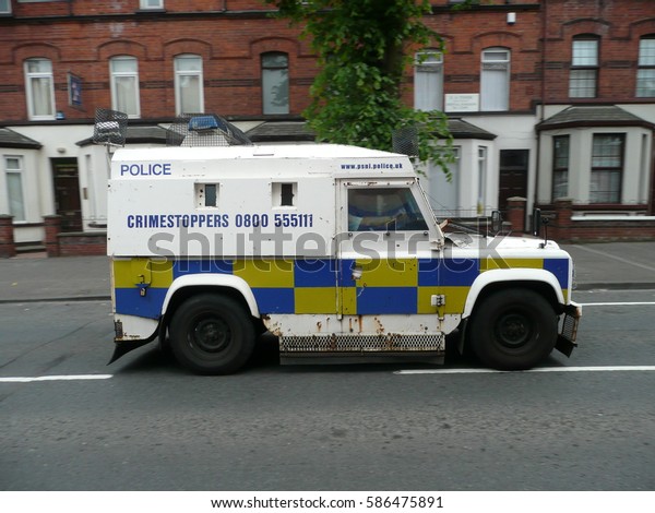 Belfast / police car in Belfast /
picture showing an armed police car in Belfast, close to the
divided protestant and catholic communities. Taken in June
2014
