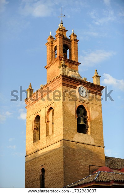 スペインのセビリアの聖ロレンツェ サンロレンツォ 教会の鐘楼 の写真素材 今すぐ編集