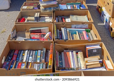 Belgrad, Serbien - 11. September 2021: Viele alte Bücher in Boxen zum Verkauf am Flohmarkt Sonnentag.