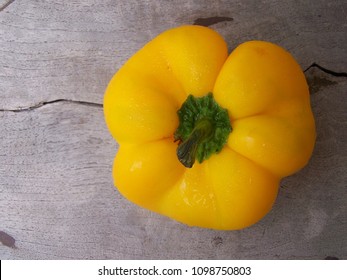 Bell pepper.The color is different, including red, yellow, orange and green.
Grouped together with a little spicy chili called "sweet pepper".It is a habitat in Mexico,central america,south america.