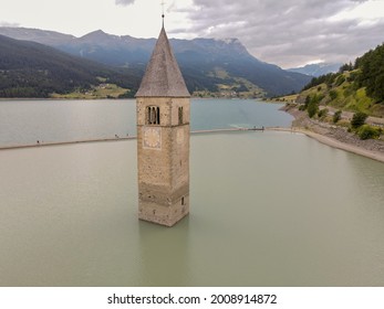 Glockenturm in den Gewässern des Staudamms von Resia in Südtirol in Italien untergetauft