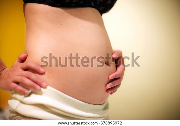 Ventre D Une Femme Enceinte Sur 12 Photo De Stock Modifiable