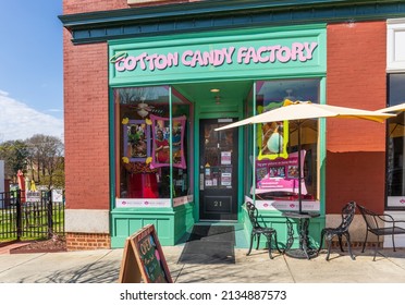 BELMONT, NC, USA-8 MARCH 2022: Tthe Cotton Candy Factory, On Main St., Selling Popular And Nostalgic Candies.