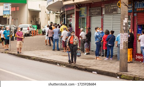 Belo Horizonte/Minas Gerais/Brazil - MAI 07 2019: Long Line Of People To Enter The Bank