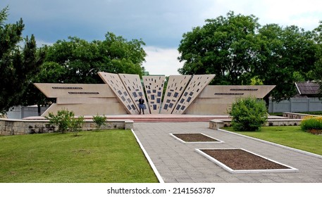 Bender Near Tiraspol, Transnistria, Moldova - Jun 07 2004: The Memorial Of Military Glory In Bender. The Memorial Wall Names Those Who Lost Their Lives In The Soviet-Afghan War And Transnistria War.