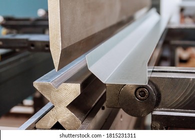 Bending sheet metal with a hydraulic machine at the factory
