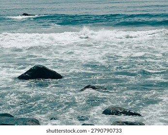 Beneath the ferocity of the waves, a sight that soothes the eyes is hidden. The blend of white and blue makes nature never fail to paint a stunning picture.