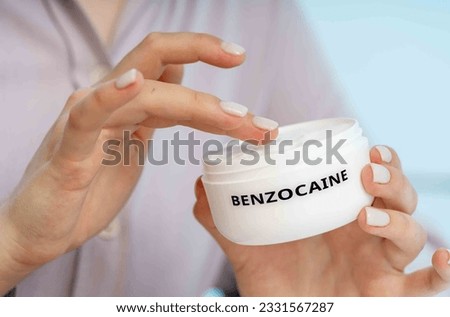 Benzocaine: A topical anesthetic cream used to provide temporary relief from pain, itching, and minor skin irritations. Imagine de stoc © 
