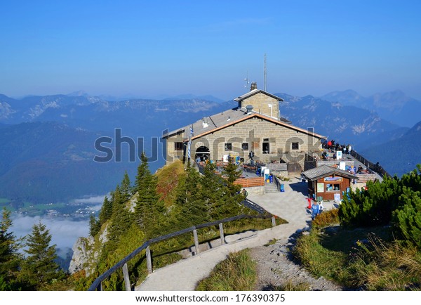 Berchtesgadengermanyseptember 28 Tourists Visit Kehlstein Haus