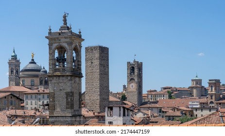 Bergamo, Italien. Die Altstadt. Landschaft im Stadtzentrum, die alten Türme und die Uhr Türme aus der alten Festung La Rocca. Bergamo Bestes Italien und touristisches Ziel