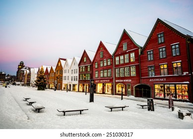 ベルゲンの有名なブリゲン通りと木の色のついた家がノルウェーのクリスマスにある の写真素材 今すぐ編集