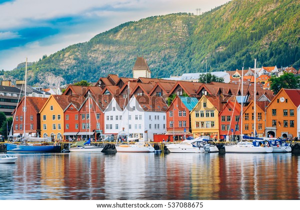 ノルウェーのベルゲン ブリゲン ノルウェー ベルゲンのハンザティック埠頭に歴史的建造物が見える ユネスコ世界遺産 の写真素材 今すぐ編集