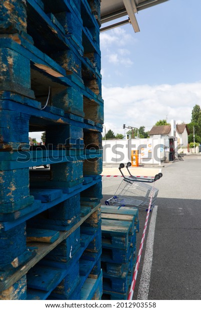 Bergerac, Dordogne. France July 15th 2021. E\
Leclerc\'s supermarket with wooden pallets supporting the customers\
car park solar panelled\
roof.