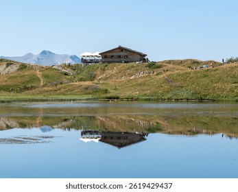 Berghut bij meer in de Franse Alpen