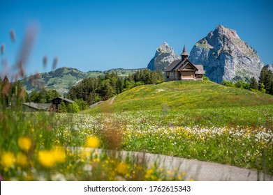 Bergkapelle Stoos vor dem Mythen im Alpsommer