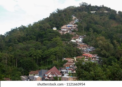 Berjajar Rumah-rumah Yang Berada Di Sekitaran Makam Sunan Muria. 