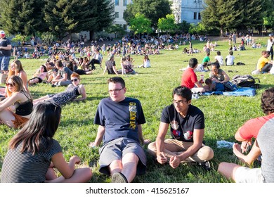 BERKELEY, CA- Apr 16, 2016: Crowds Of Students At The University Of California Berkeley Outdoors On The Open Green Grassy Space Called Memorial Glade, On Cal Day, The Annual Campus-wide Open House.