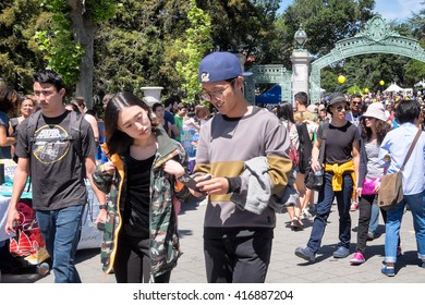 BERKELEY, CA- Apr 16, 2016: Crowds Of Students At The University Of California Berkeley Campus During A Spring Open House Known As Cal Day. The Sather Gate Entrance Is Seen In The Background.