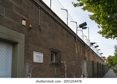 Berlin Hohenschönhausen 2021:  Exterior Wall Of The Former Stasi Prison (Haftanstalt) In Genslerstreet. A Berlin Memorial Plaque In The Foreground. The Prison Is Now A Memorial Site With Museum.