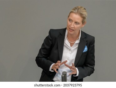 Nackt aluce weidel The New