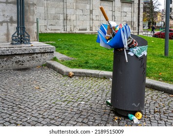 Berlin, 2022, June, 14, Overflowing Garbage Can In Berlin Strassenland