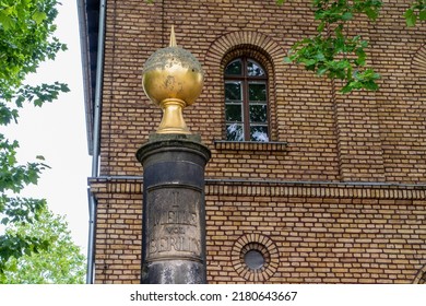 Berlin Charlottenburg 2022: The milestone at Luisenplatz is a spherical milestone column based on the Roman model. The column bears a cast-iron plaque with the inscription "1 Meile von Berlin".