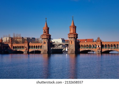 the oberbaumbrücke in berlin connects the districts of Kreuzberg and Friedrichshain. 