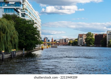 Berlin Friedrichshain-Kreuzberg 2022: The Oberbaum Bridge (Oberbaumbrücke) Is A Double-deck Bridge Crossing The River Spree. It Has Become An Important Symbol Of Berlin's Unity.