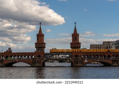 Berlin Friedrichshain-Kreuzberg 2022: The Oberbaum Bridge (Oberbaumbrücke) Is A Double-deck Bridge Crossing The River Spree. It Has Become An Important Symbol Of Berlin's Unity.