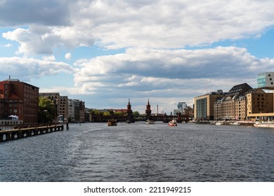 Berlin Friedrichshain-Kreuzberg 2022: The Oberbaum Bridge (Oberbaumbrücke) Is A Double-deck Bridge Crossing The River Spree. It Has Become An Important Symbol Of Berlin's Unity.