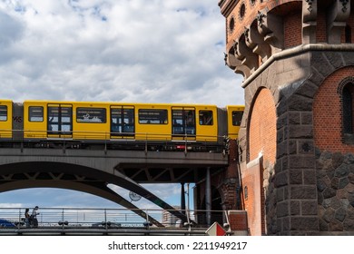 Berlin Friedrichshain-Kreuzberg 2022: The Oberbaum Bridge (Oberbaumbrücke) Is A Double-deck Bridge Crossing The River Spree. It Has Become An Important Symbol Of Berlin's Unity.