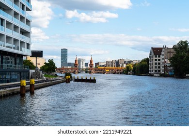 Berlin Friedrichshain-Kreuzberg 2022: The Oberbaum Bridge (Oberbaumbrücke) Is A Double-deck Bridge Crossing The River Spree. It Has Become An Important Symbol Of Berlin's Unity.