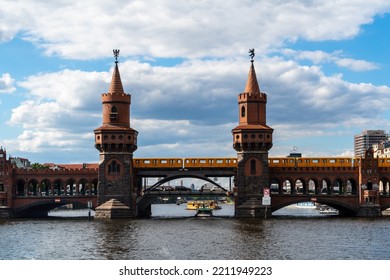 Berlin Friedrichshain-Kreuzberg 2022: The Oberbaum Bridge (Oberbaumbrücke) Is A Double-deck Bridge Crossing The River Spree. It Has Become An Important Symbol Of Berlin's Unity.