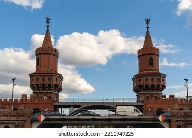 Berlin Friedrichshain-Kreuzberg 2022: The Oberbaum Bridge (Oberbaumbrücke) Is A Double-deck Bridge Crossing The River Spree. It Has Become An Important Symbol Of Berlin's Unity.