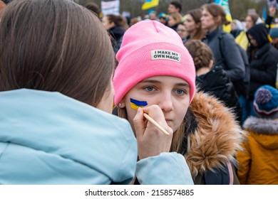 Berlin Germany 07 April 2022 Girls Stock Photo 2158574885 | Shutterstock