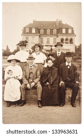 BERLIN, GERMANY - CIRCA 1905: Antique Portrait Of A Wealthy Family With Its House On Background, Circa 1905 In Berlin, Germany