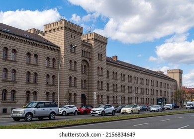 Berlin Kreuzberg 2022: The Guard Dragoon Barracks is a listed building on Mehringdamm. The design is reminiscent of a medieval fortress. Today it houses the Kreuzberg tax office.
