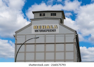Berlin Kreuzberg 2022: The historic BEHALA Viktoriaspeicher on the banks of the Spree in Kreuzberg. It is rented out as storage space to greengrocers and waste paper recyclers.